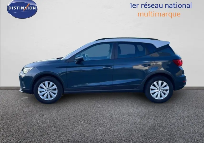 Vue latérale gauche d'un SEAT Arona gris Fiord avec toit blanc, profil compact et jantes argentées.