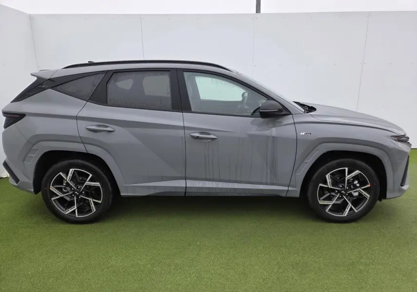 Hyundai Tucson 2025 gris Shadow Grey en profil droit, avec jantes alliage 19'' N Line et vitres surteintées.