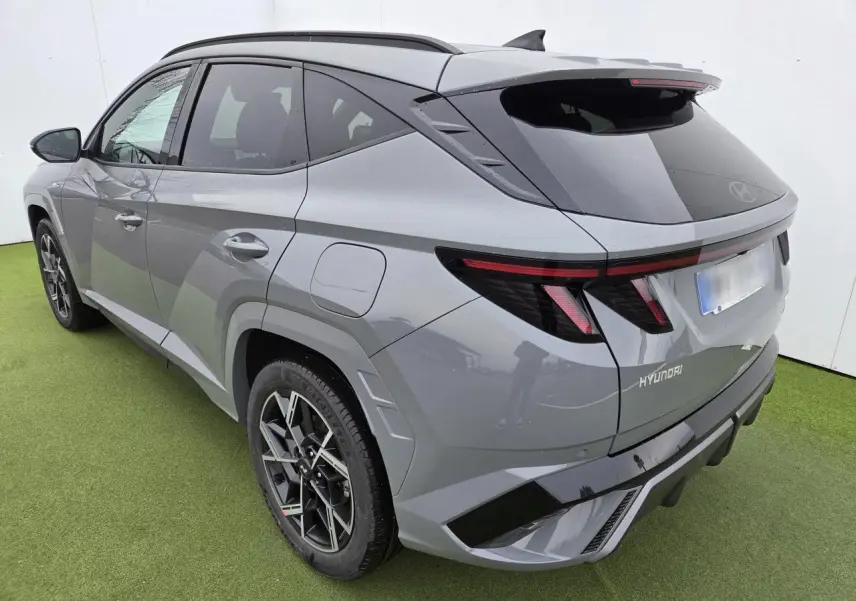 Vue 3/4 arrière droite du Hyundai Tucson 2025 gris métallisé avec jantes alliage 19'' N Line et feux arrière LED.