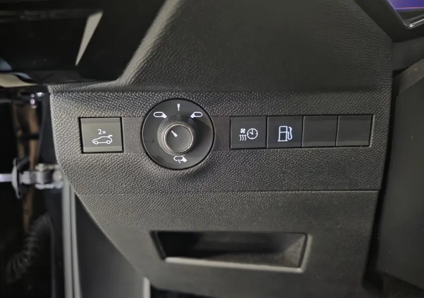 Gros plan sur les commandes noires côté gauche du tableau de bord du DS7 Crossback noir 2024.