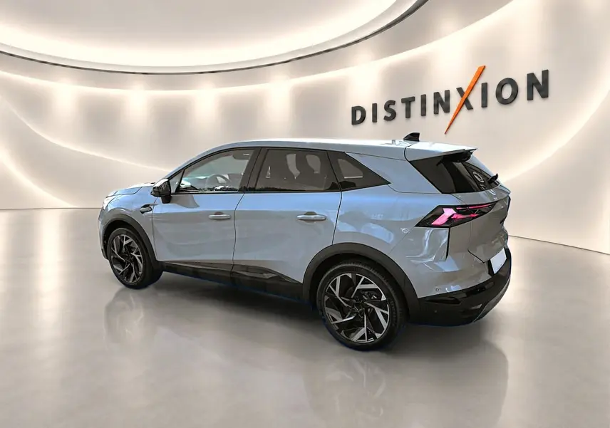 Vue 3/4 arrière droite du Renault Symbioz gris rafale, avec jantes noires et feux arrière LED distinctifs.