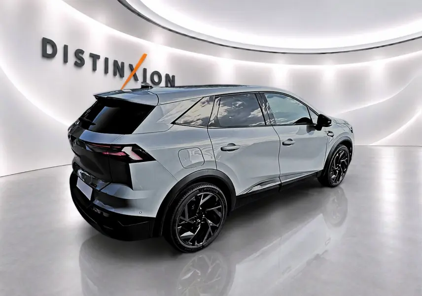 Vue 3/4 arrière droite du Renault Symbioz gris rafale avec jantes noires et vitres surteintées dans un showroom lumineux.