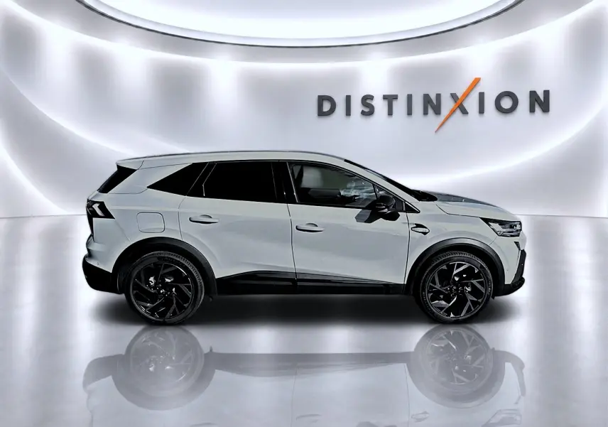 Vue de profil droit du Renault SYMBIOZ gris rafale avec jantes noires, présenté dans un studio lumineux avec logo Distinxion.