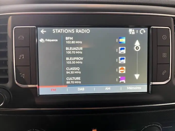 Écran tactile central du tableau de bord du Fiat Scudo gris, affichant la liste des stations radio FM.