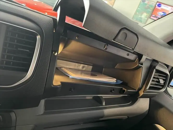 Intérieur du FIAT Scudo cabine approfondie 2022 montrant la boîte à gants ouverte avec documents, côté passager gris Artense.
