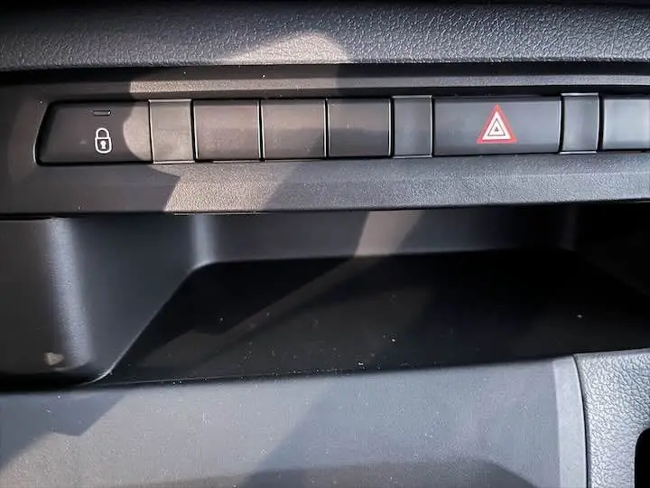 Boutons de verrouillage centralisé et warning sur la planche de bord noire du Fiat Scudo cabine approfondie gris Artense.