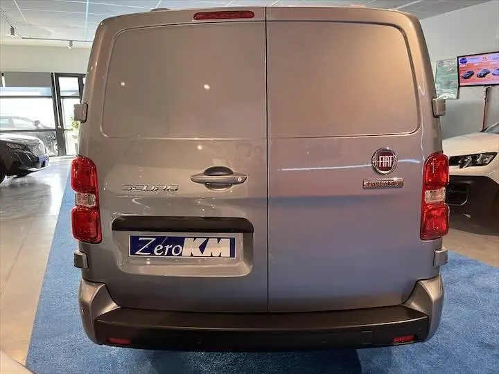 Vue arrière du FIAT Scudo Cabine Approfondie gris Artense métal, avec portes battantes fermées et logo visible.