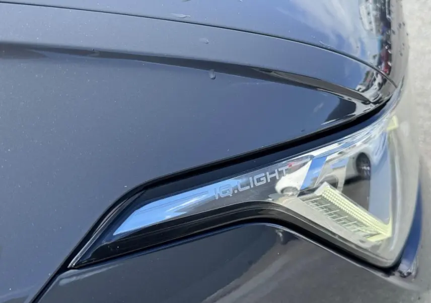 Gros plan sur le projecteur IQ.Light LED du Volkswagen Tiguan gris, soulignant son design avant moderne.