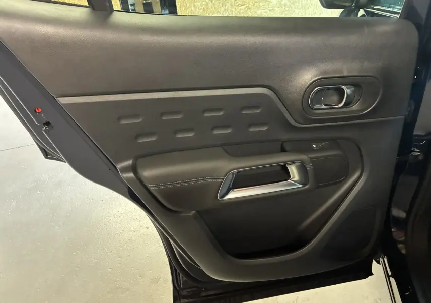 Porte arrière gauche intérieure du Citroën C5 Aircross 2025 bleu Eclipse Metal avec poignée chromée et garniture noire.