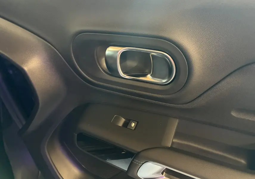 Poignée intérieure de porte côté gauche en cuir noir et métal sur Citroën C5 Aircross 2025 bleu Eclipse Metal.