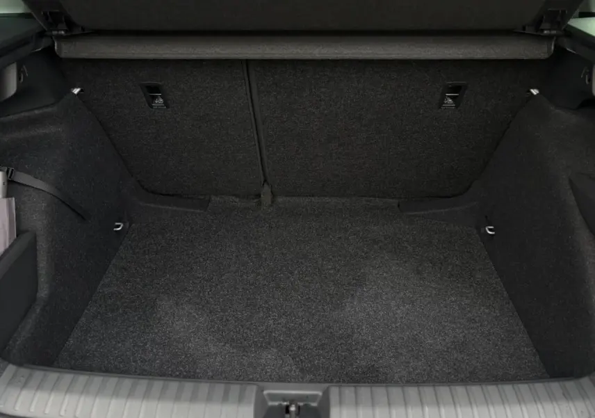 Coffre spacieux et tapissé en gris foncé du Skoda Kamiq TSI 116 DSG7 version 2025.