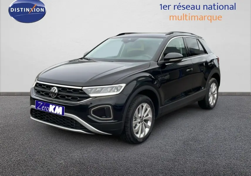 Volkswagen T-Roc noir grenadilla métal en 3/4 avant droit, avec jantes alliage et calandre distinctive.