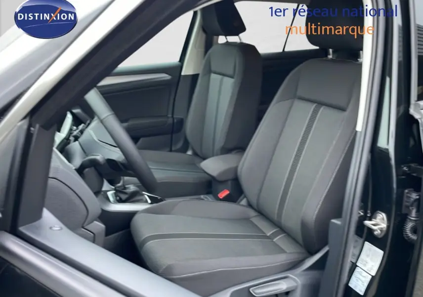 Vue intérieure côté gauche montrant les sièges avant en tissu gris du Volkswagen T-Roc noir Grenadilla.