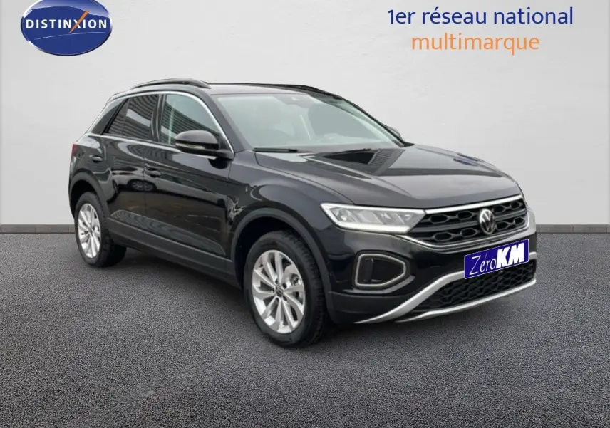 Volkswagen T-Roc noir grenadilla métal en 3/4 avant droit, avec jantes alliage et calandre chromée.