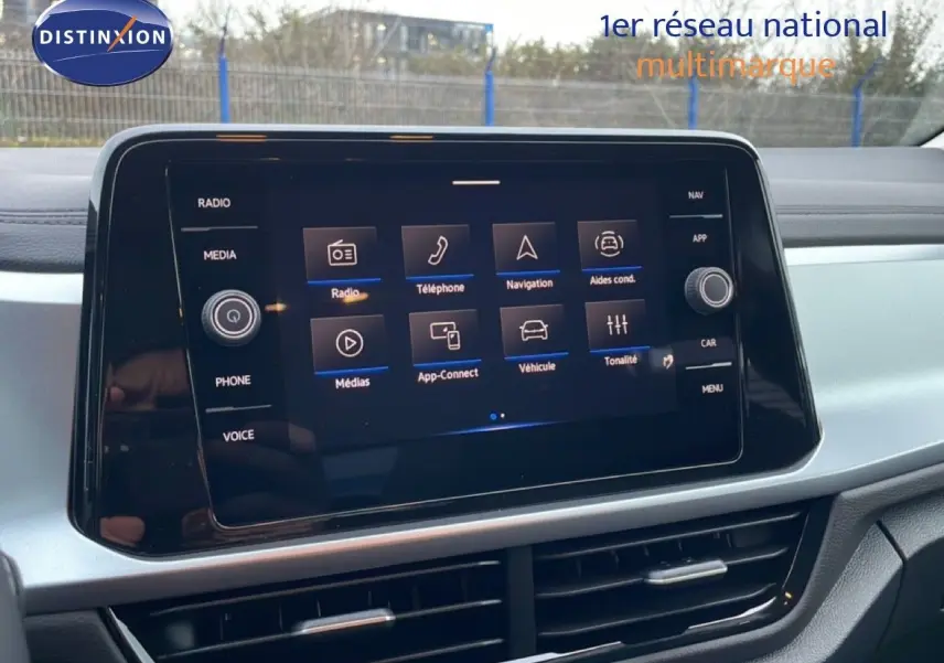Écran tactile central du Volkswagen T-Roc 1.5 TSI 150CH DSG LIFE 30 YEARS, affichant le menu multimédia, intérieur gris clair.