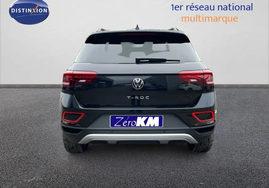 Vue arrière du Volkswagen T-Roc noir grenadilla métallisé avec feux arrière rouges et détails de pare-chocs argentés.