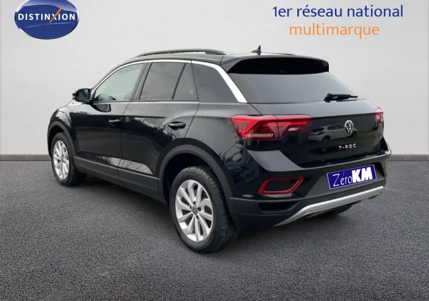 Volkswagen T-Roc noir grenadilla vu en 3/4 arrière droit, avec feux arrière LED et jantes alliage argentées.
