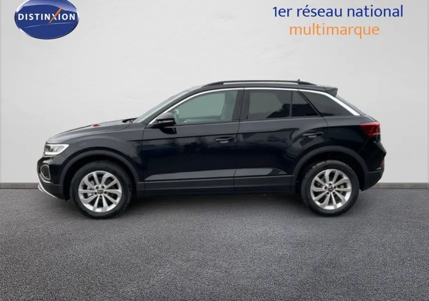 Vue latérale droite du Volkswagen T-Roc noir Grenadilla métallisé, SUV compact avec jantes alliage et toit panoramique.