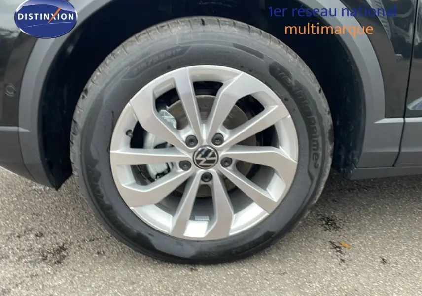Gros plan sur la roue avant droite d’un Volkswagen T-Roc noir Grenadilla Metal avec jante alliage 17 pouces.