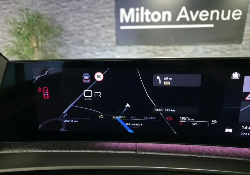 Vue rapprochée de l'écran numérique du tableau de bord du Peugeot 3008 gris, affichant la navigation et les informations de conduite.