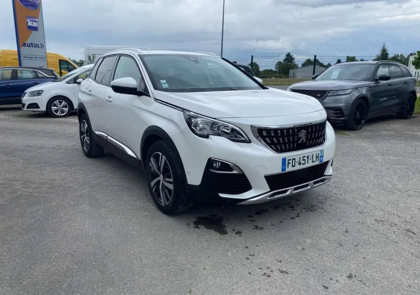 Peugeot 3008 blanc nacré en 3/4 avant droit, avec toit ouvrant panoramique et jantes alliage bi-ton.