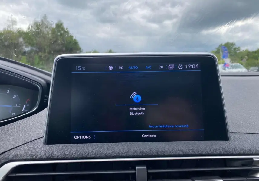 Écran tactile central du tableau de bord du Peugeot 3008 2019, affichant la recherche Bluetooth.