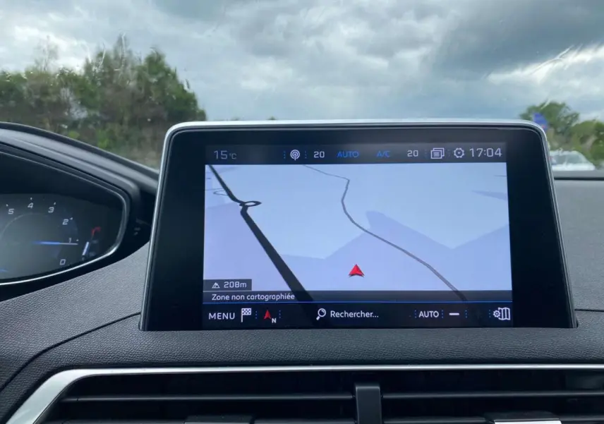 Vue intérieure du tableau de bord du Peugeot 3008 2019 avec écran tactile de navigation et commandes climatisation.