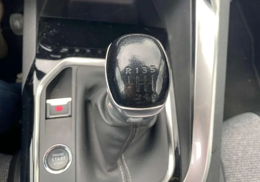 Le levier de vitesses manuel noir de la Peugeot 3008 blanc, vu de dessus dans l’habitacle.