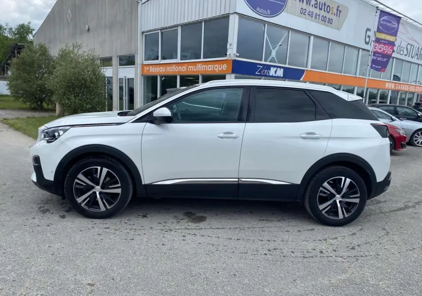 Vue de profil côté gauche du Peugeot 3008 blanc nacré avec toit ouvrant panoramique et jantes alliage bi-ton.