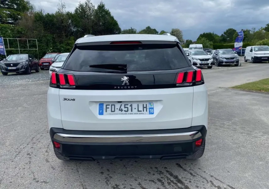 Vue arrière d'un Peugeot 3008 blanc nacré de 2019 avec toit ouvrant panoramique et feux arrière à trois griffes rouges.
