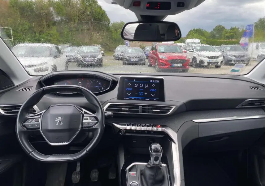 Vue intérieure avant du Peugeot 3008 blanc de 2019, avec tableau de bord numérique et écran tactile central.