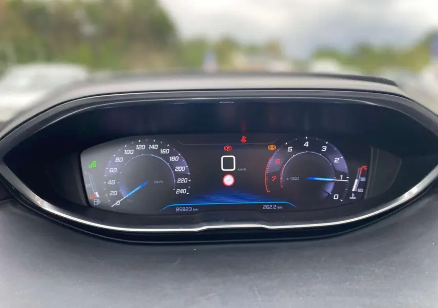 Vue rapprochée du combiné numérique du Peugeot 3008 affichant vitesse, compte-tours et jauge de température.