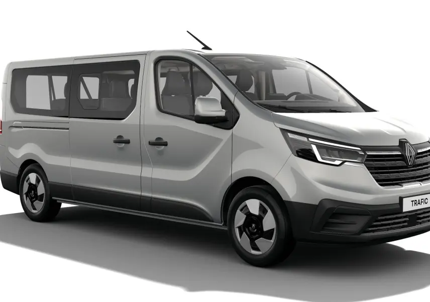 Renault Trafic Combi gris Highland vu en 3/4 avant droit, avec rampes d'accès amovibles pour fauteuil roulant.