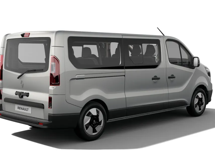 Vue 3/4 arrière droite d’un Renault Trafic Combi gris Highland avec grandes fenêtres latérales et jantes noires.