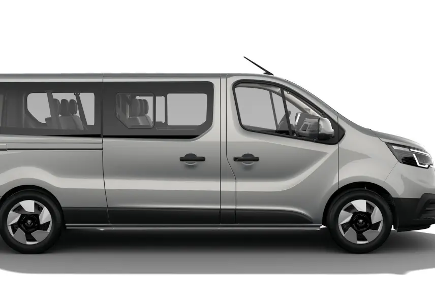 Profil droit du Renault Trafic Combi gris Highland 2026 avec grandes fenêtres et jantes modernes noires et argentées.