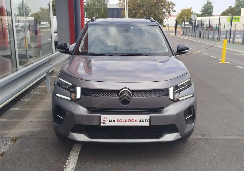 Vue avant d'une Citroën C3 2025 gris foncé avec toit noir, phares LED et calandre distinctive.
