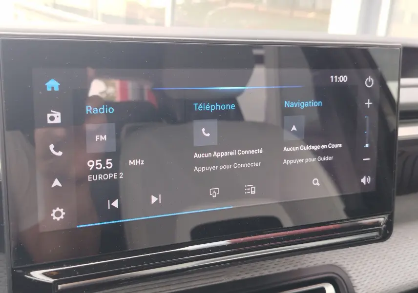 Écran tactile central de la Citroën C3 2025 affichant radio FM, téléphone non connecté et navigation inactive.