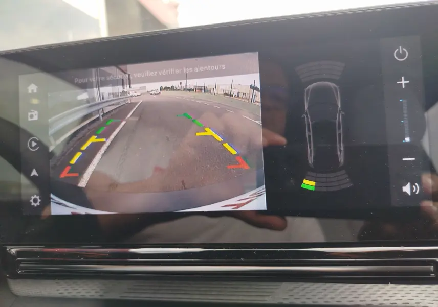 Écran multimédia de la Citroën C3 2025 montrant la caméra de recul avec guidage coloré et capteurs de proximité actifs.