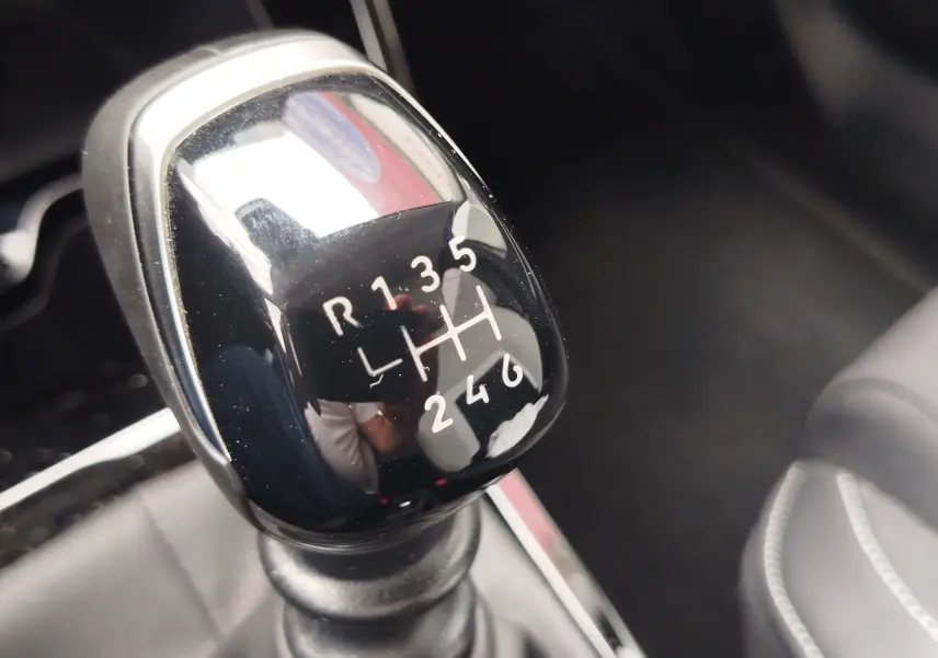 Le levier de vitesses manuel noir brillant de la Citroën C3 1.2 Turbo 100ch MAX, avec marquage des 6 rapports et marche arrière.
