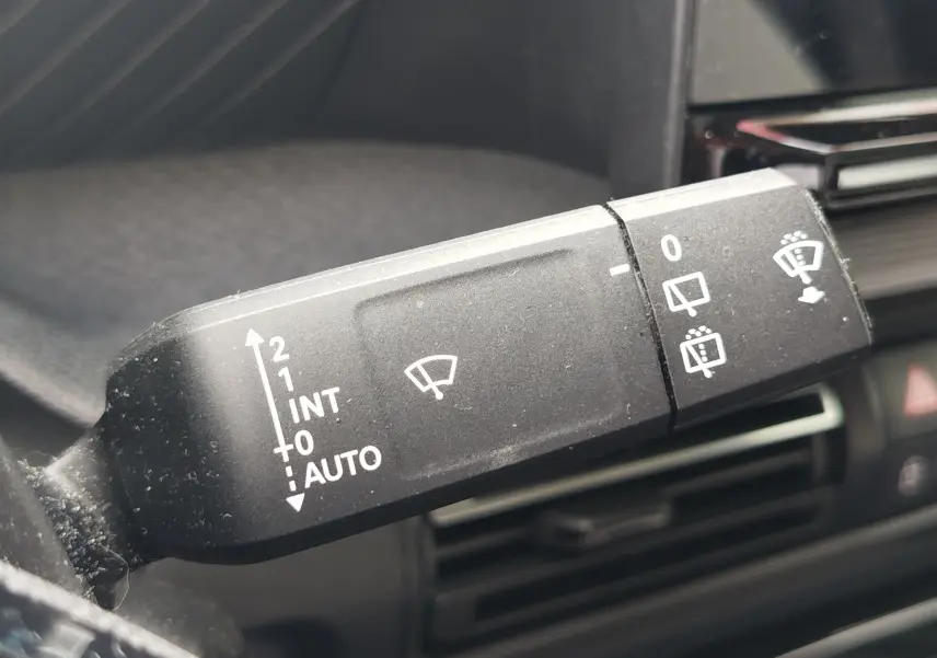 Gros plan sur la manette d’essuie-glace intérieure d’une Citroën C3 2025, avec commandes de réglage automatique.