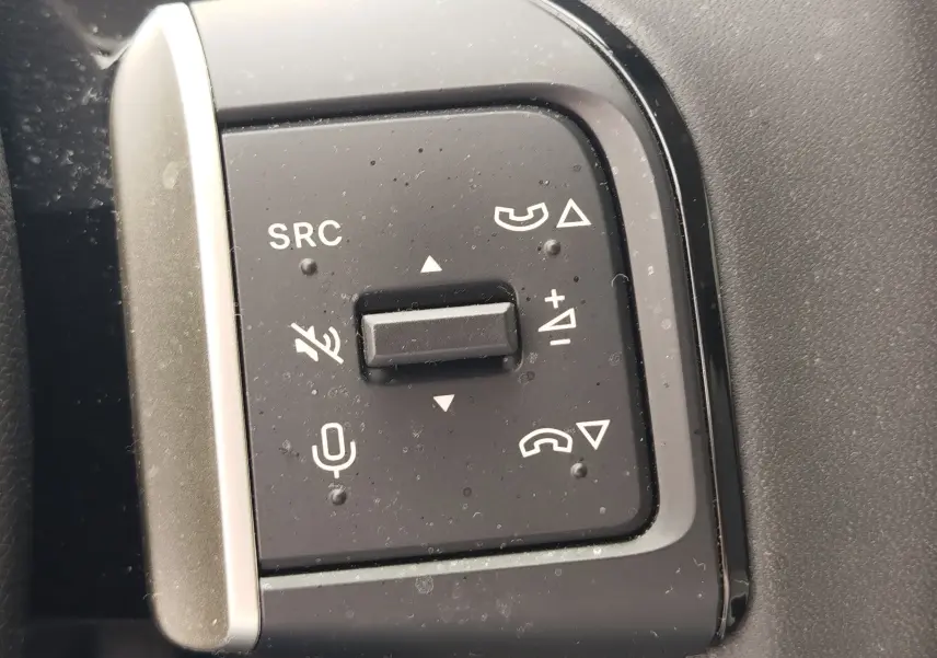 Gros plan sur les commandes au volant noir de la Citroën C3 2025, avec boutons de volume et téléphone.