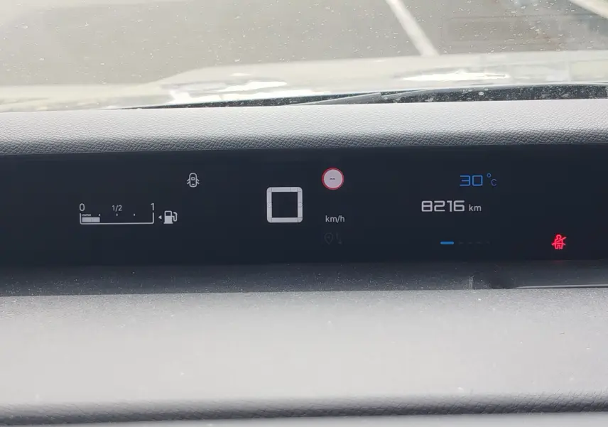 Tableau de bord numérique de Citroën C3 1.2 Turbo 100ch MAX affichant vitesse, température 30°C et kilométrage 8216 km.