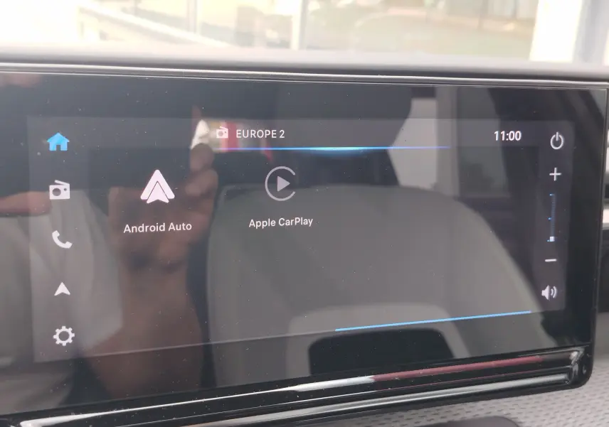 Écran tactile central de la Citroën C3 2025 affichant les options Android Auto et Apple CarPlay.
