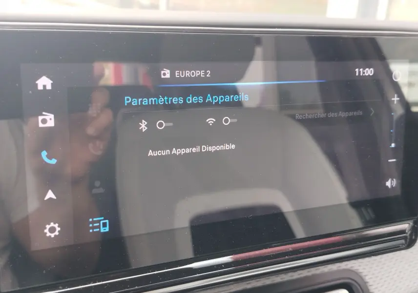 Écran tactile central de la Citroën C3 2025 affichant les paramètres des appareils connectés, intérieur gris.