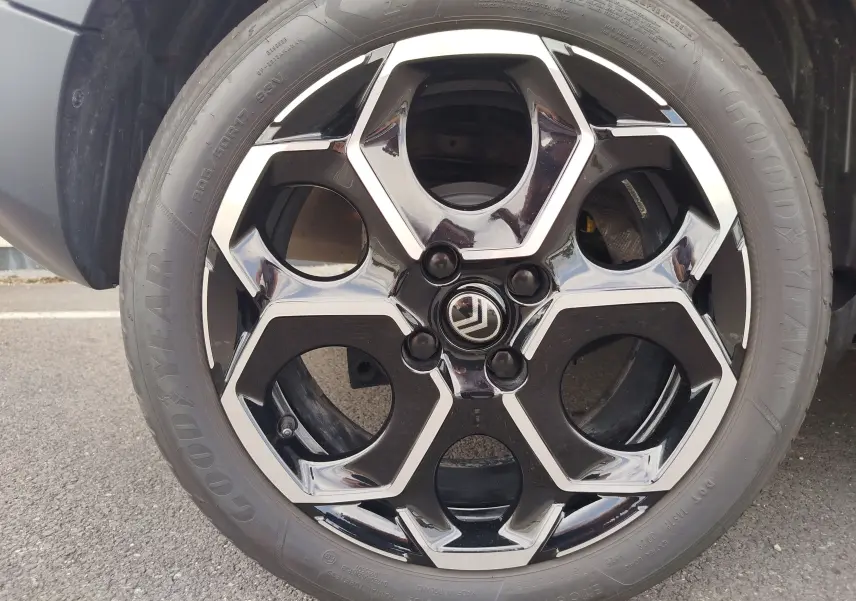 Gros plan sur la jante noire et argentée en alliage de la Citroën C3 2025, avec pneu Goodyear visible.