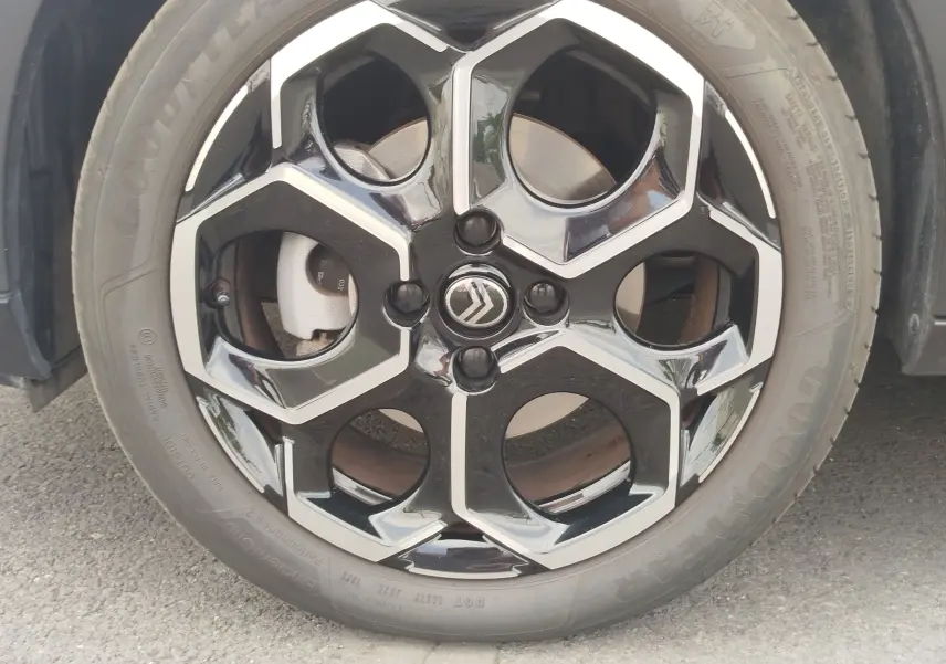 Gros plan sur la jante noire et argentée d'une Citroën C3 2025, mettant en valeur le logo central et le pneu Goodyear.