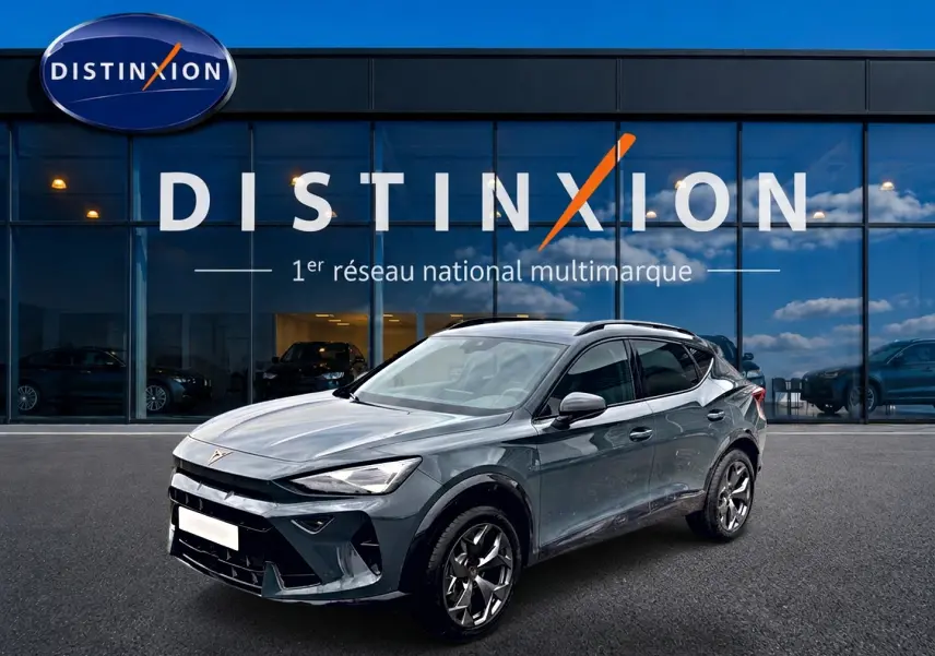 Vue 3/4 avant droite d'un CUPRA Formentor 1.5 etsi hybrid bleu fjord avec jantes 18 pouces devant un showroom Distinxion.