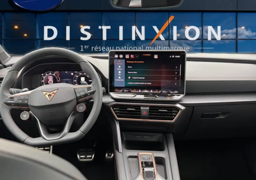 Vue intérieure avant du CUPRA Formentor 1.5 etsi hybrid bleu fjord, volant sport cuir et écran tactile central.
