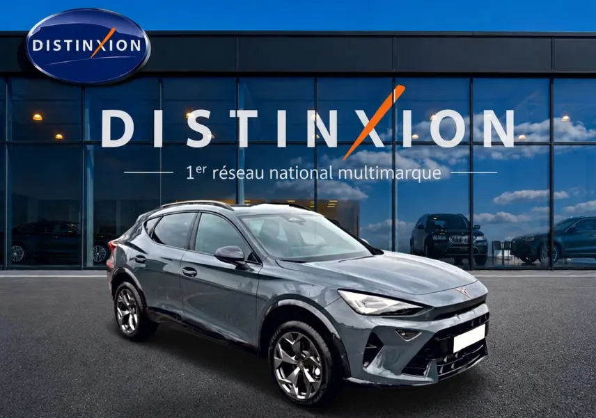 Vue 3/4 avant droite d'un CUPRA Formentor bleu fjord 2026 avec jantes 18 pouces et calandre distinctive noire.