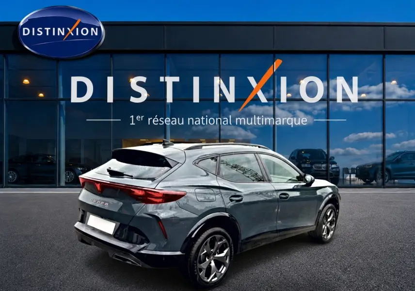 Vue 3/4 arrière droite d'un CUPRA Formentor bleu fjord 2026 avec jantes 18 pouces et feux arrière LED.